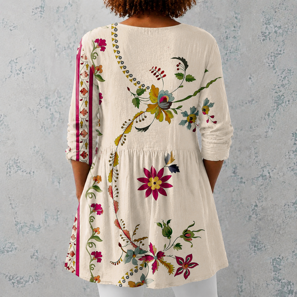 Clara | Lange Bluse aus Leinen mit folkloristischem Blumenmuster und verzierten Saum