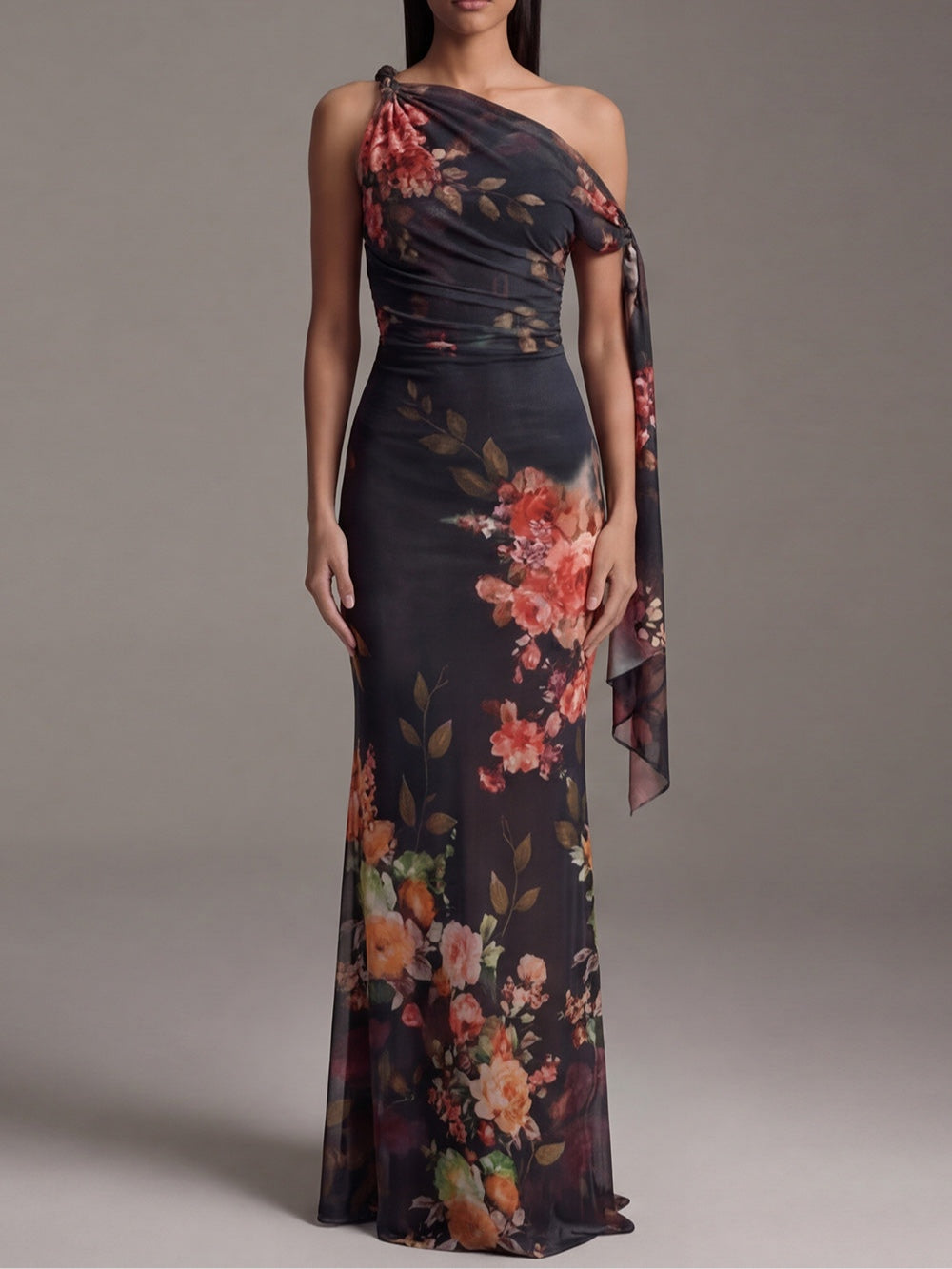 Schwarzes Maxikleid mit einseitigem Träger und bedrucktem Chiffon