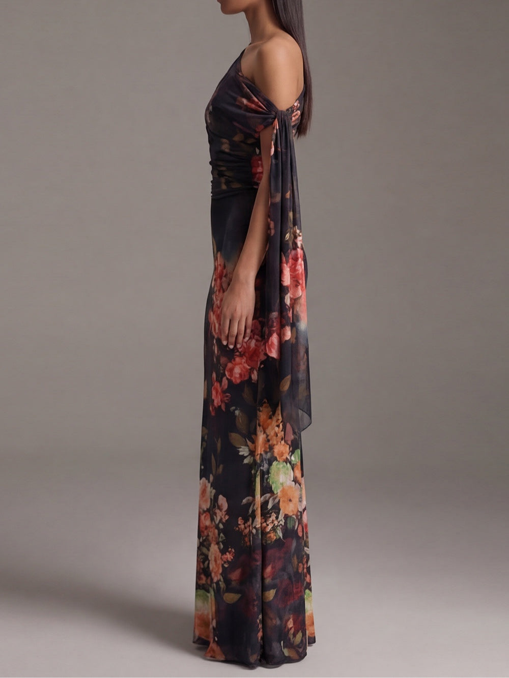 Schwarzes Maxikleid mit einseitigem Träger und bedrucktem Chiffon