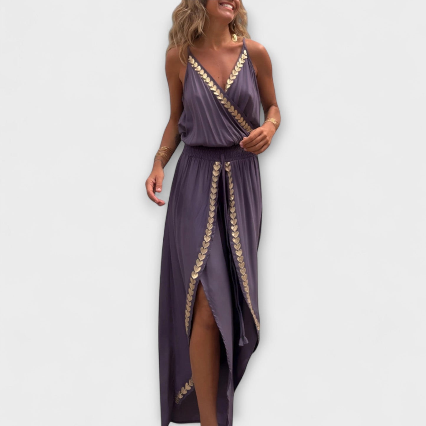 Angela - Donatila V-Ausschnitt Jumpsuit mit Stickerei und offenen Beinen