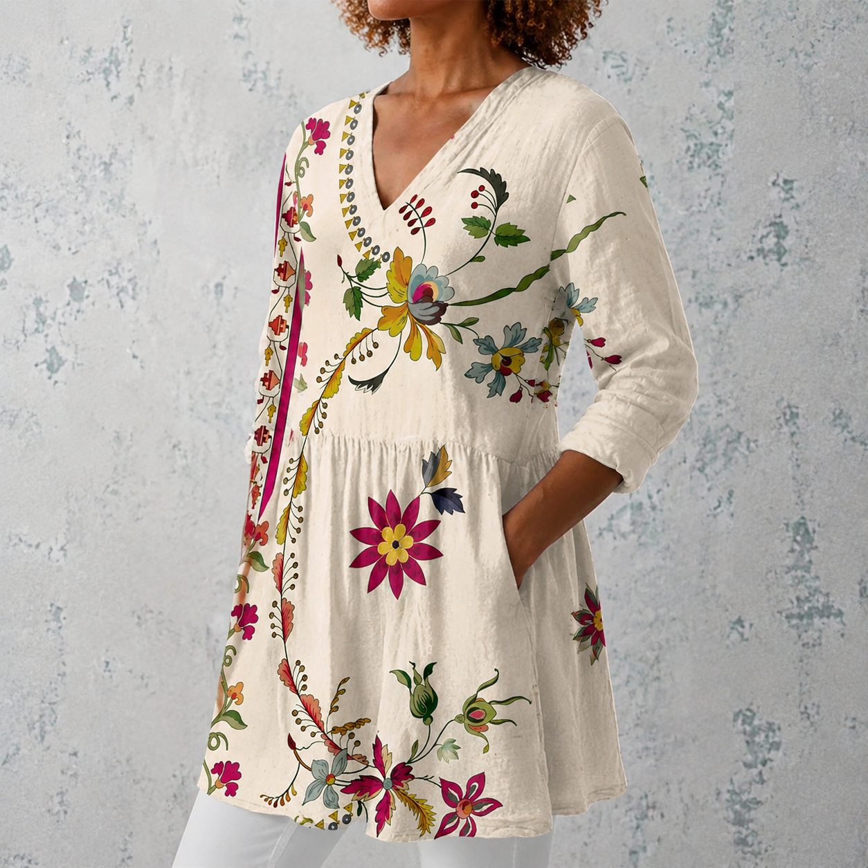 Clara | Lange Bluse aus Leinen mit folkloristischem Blumenmuster und verzierten Saum