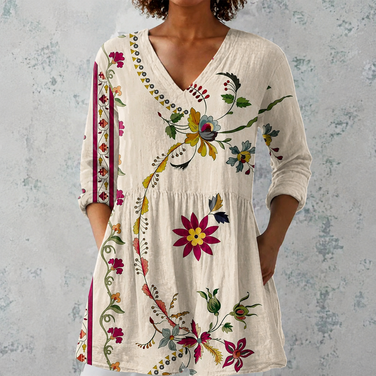 Clara | Lange Bluse aus Leinen mit folkloristischem Blumenmuster und verzierten Saum