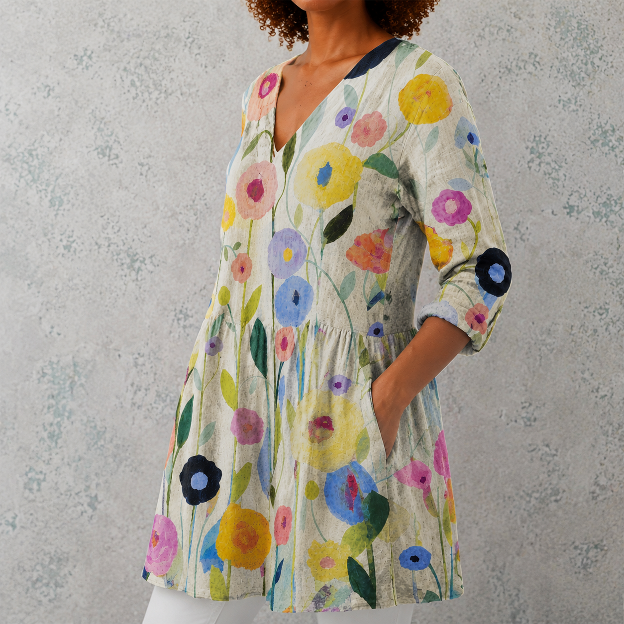 Louise | Lange Bluse aus Leinen mit handgemaltem Blumenmuster auf Stängeln