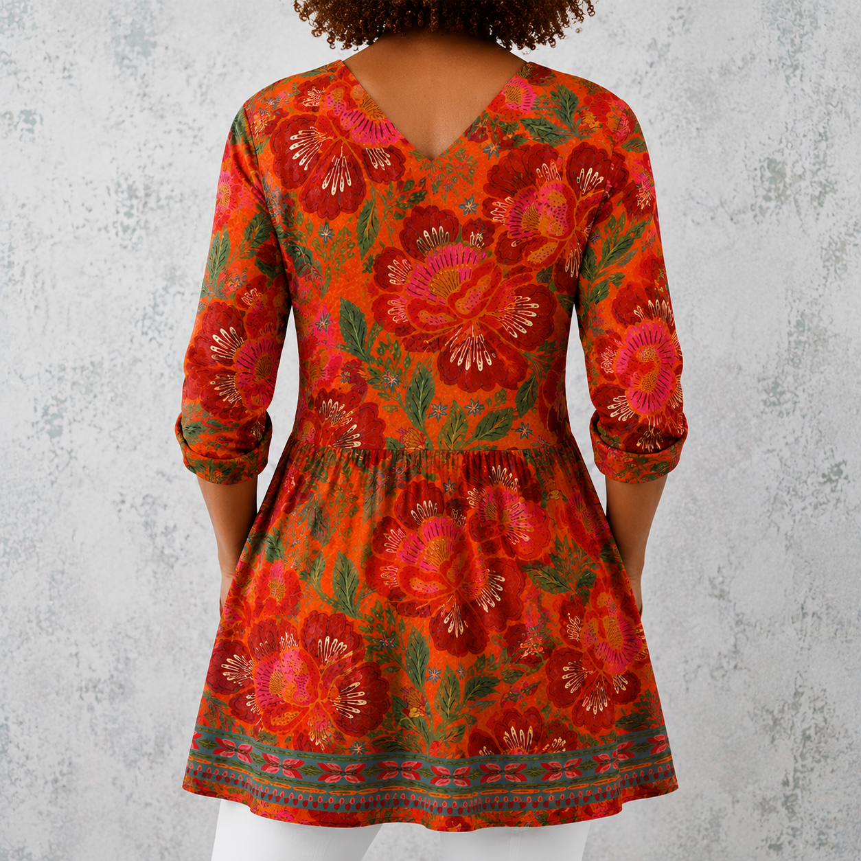 Marion | Lange Bluse aus Leinen mit großen folkloristischen Blumen und gewebtem Saum