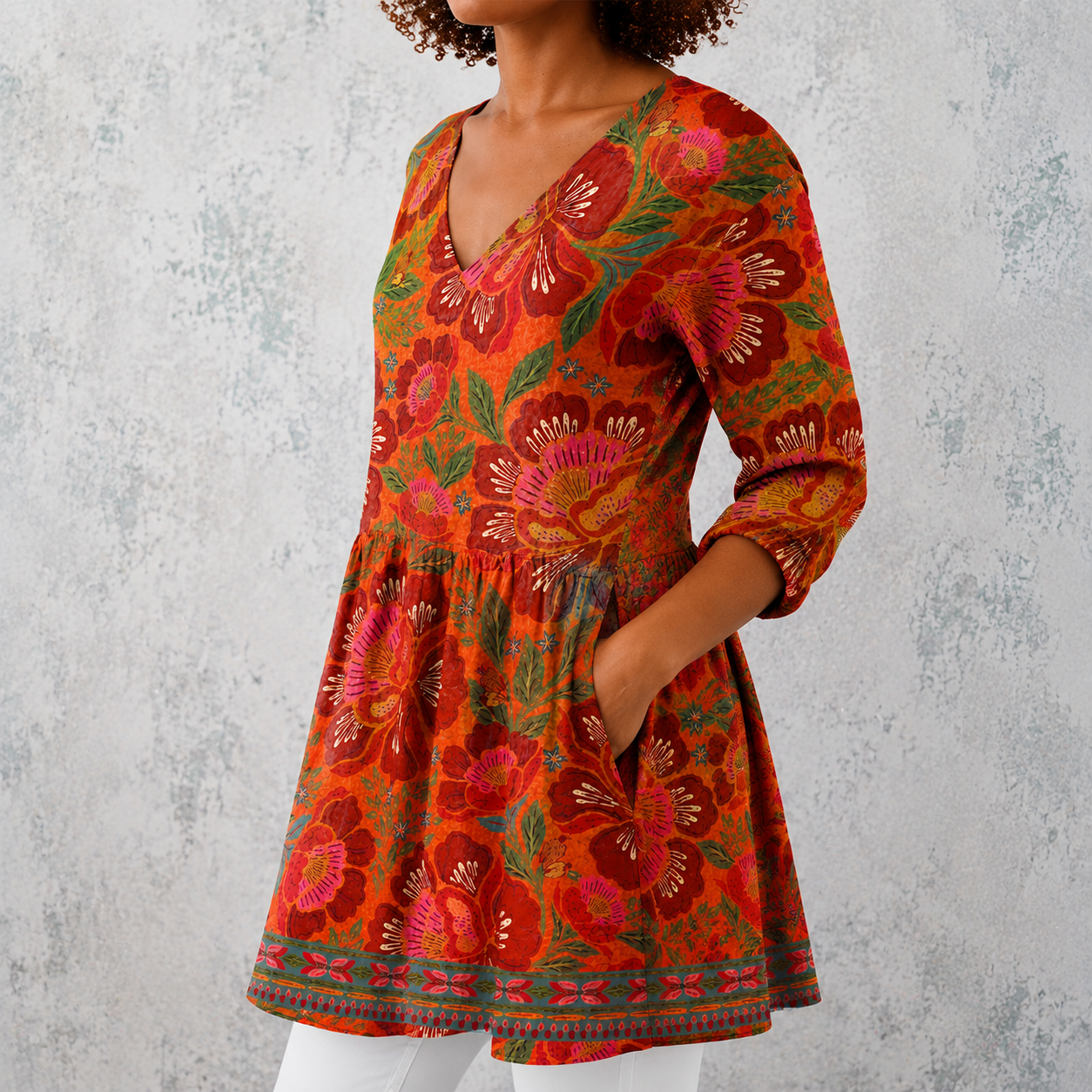 Marion | Lange Bluse aus Leinen mit großen folkloristischen Blumen und gewebtem Saum