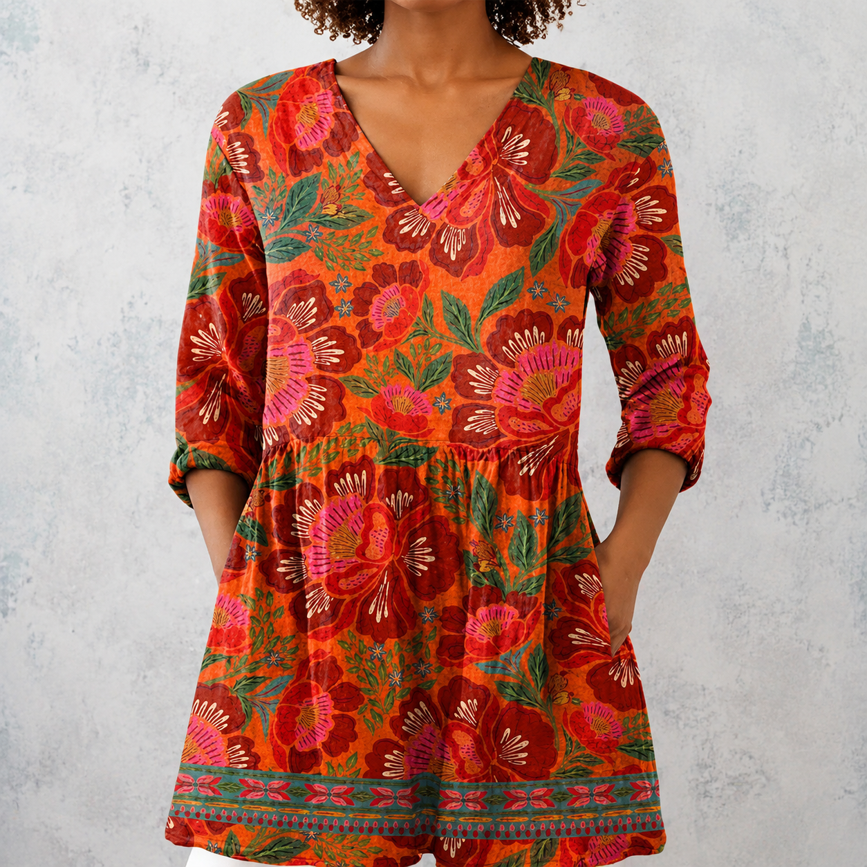Marion | Lange Bluse aus Leinen mit großen folkloristischen Blumen und gewebtem Saum
