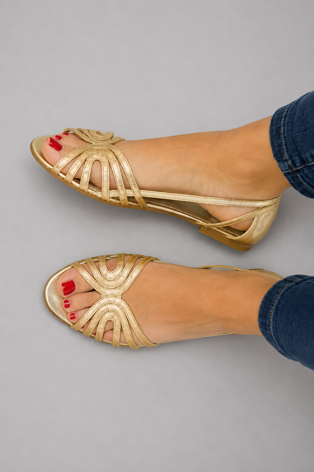 Eleonora | Goldene Sandalen Licht des Sommers